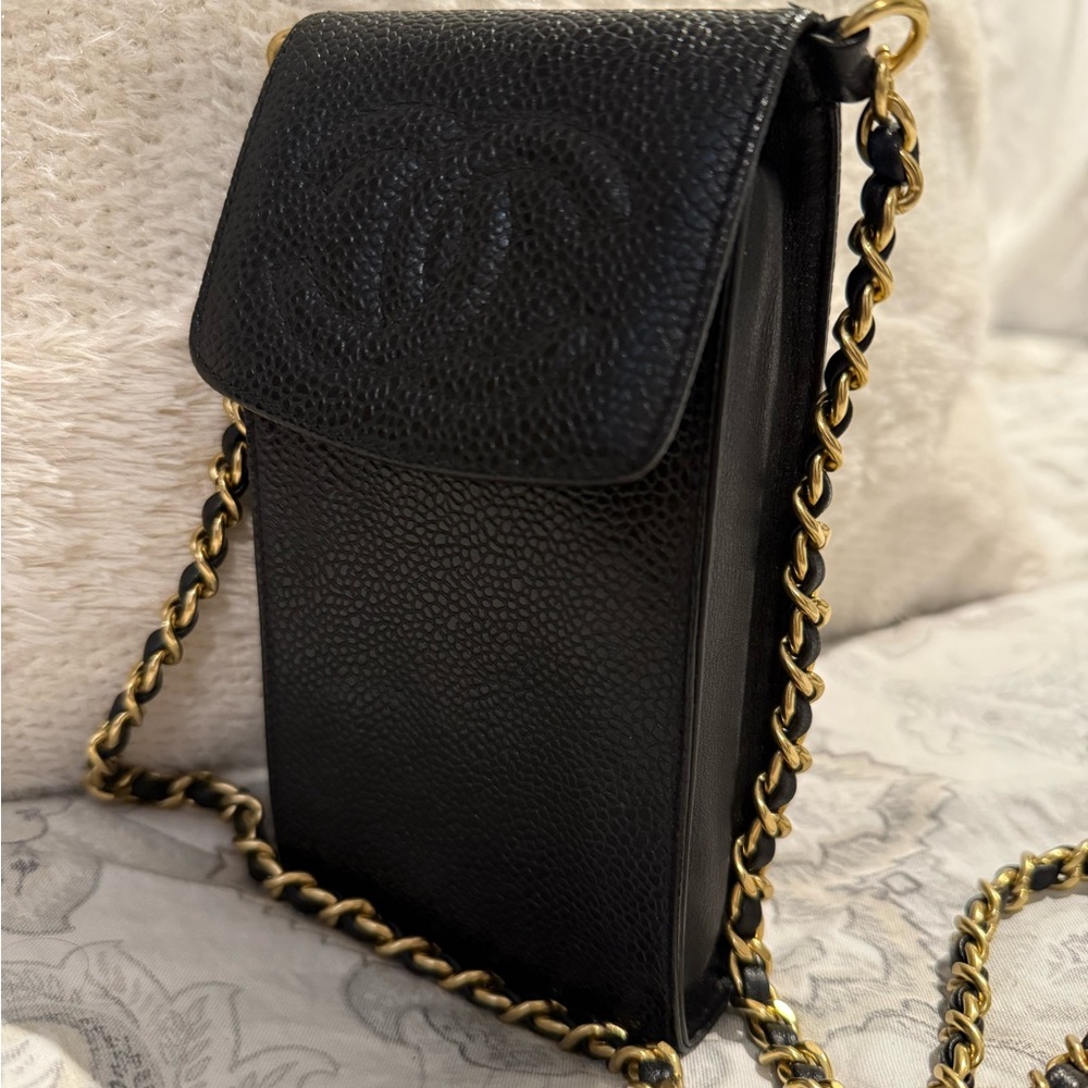 CHANEL Black Leather Shoulder Bag with Gold Chain - Picture 14 of 17